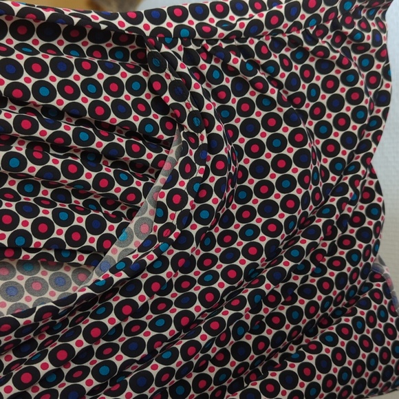 Fun Patterned Sleeveless Lightweight Dress Shirt with Ruche Detail on One Side - Picture 4 of 5